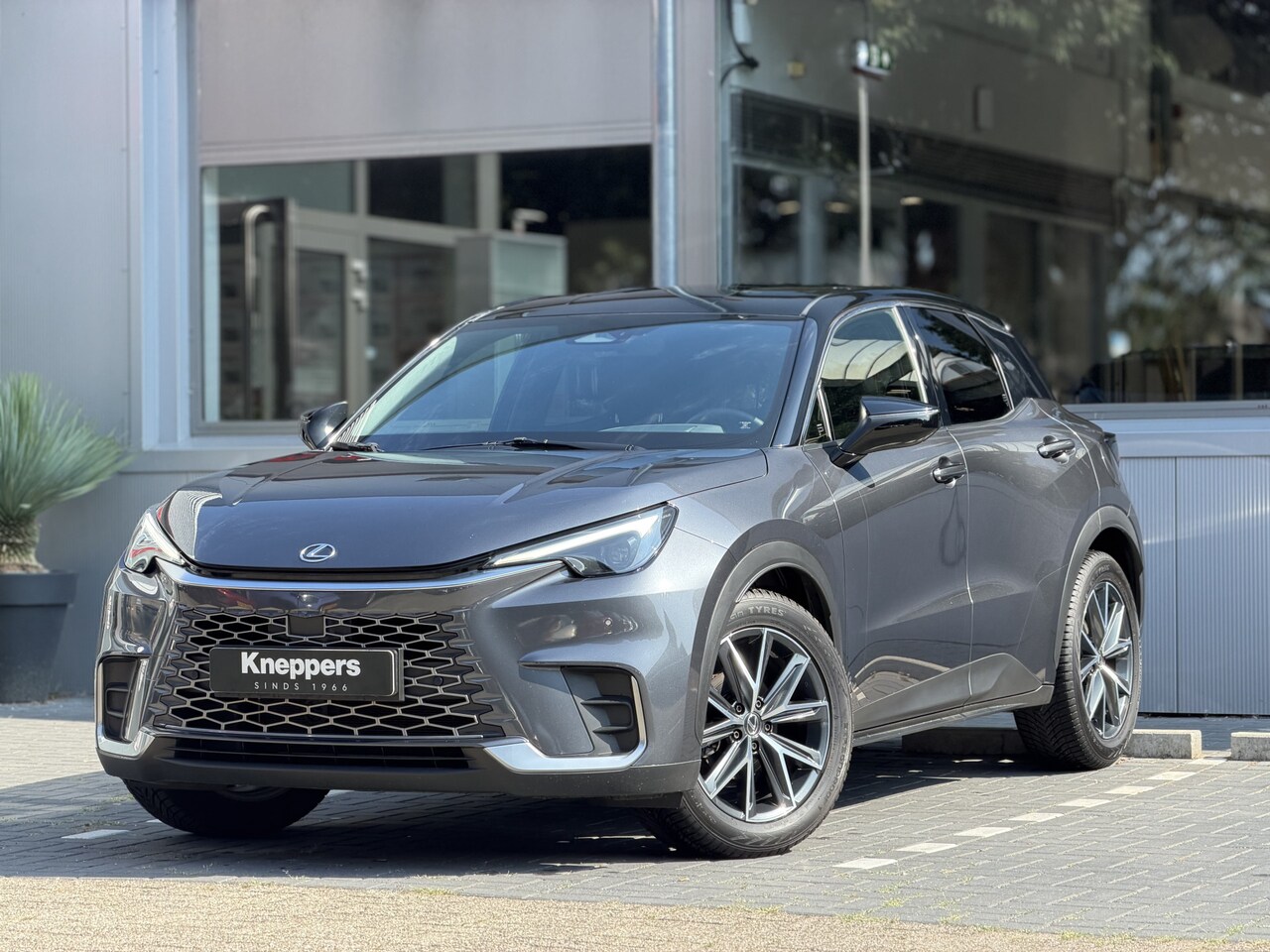 Lexus LBX - Emotion Bi-Tone 2WD | GEEN AFLEVERKOSTEN |  Dodehoekdetectie, Elektrische achterklep, Lede - AutoWereld.nl