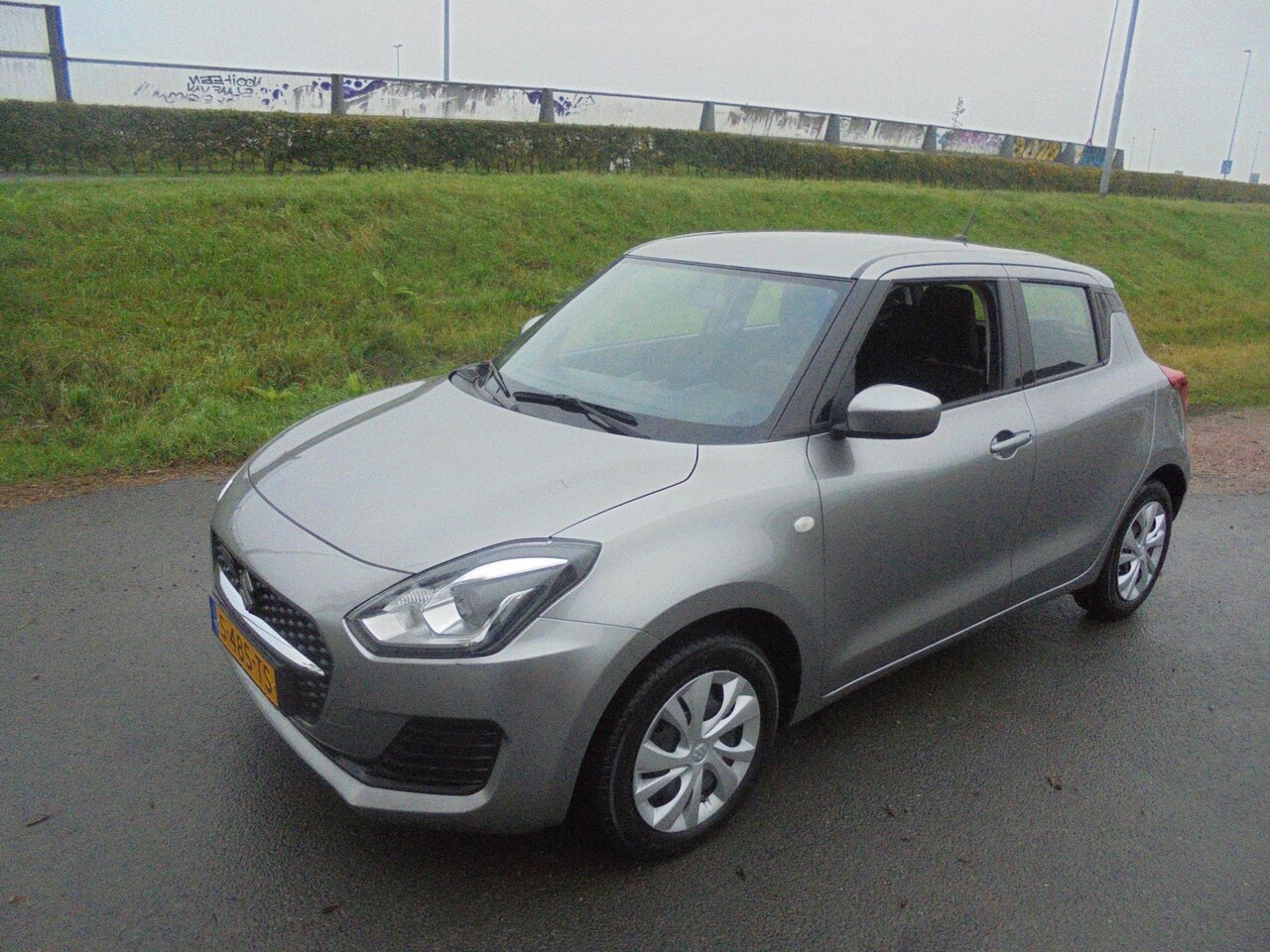 Suzuki Swift - Suzuki swift 1.2 benzine Hybrid airco 30.000 km eerste eigenaar - AutoWereld.nl