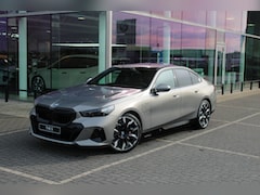 BMW 5-serie - 530e M Sport Automaat / Panoramadak / Trekhaak / Bowers & Wilkins / Adaptieve LED / Comfor