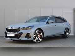 BMW 5-serie Touring - 540d xDrive M Sport Automaat / Panoramadak / Trekhaak / Stoelventilatie / Comfort Access /