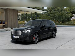 BMW iX1 - eDrive20 M Sport / Panoramadak / Trekhaak / Sportstoelen / Achteruitrijcamera / M Adaptief