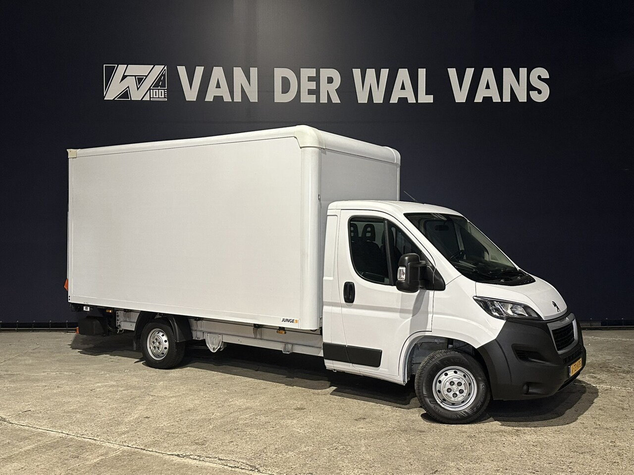 Peugeot Boxer - 2.2 BlueHDi 141pk Bakwagen 436cm Lang Laadklep Euro6 Airco | Cruisecontrol | 1085kg laadve - AutoWereld.nl