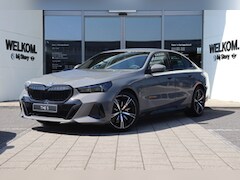 BMW 5-serie - 530e M Sport Automaat / Trekhaak / M Sportonderstel / Stuurverwarming / Adaptieve LED / Pa