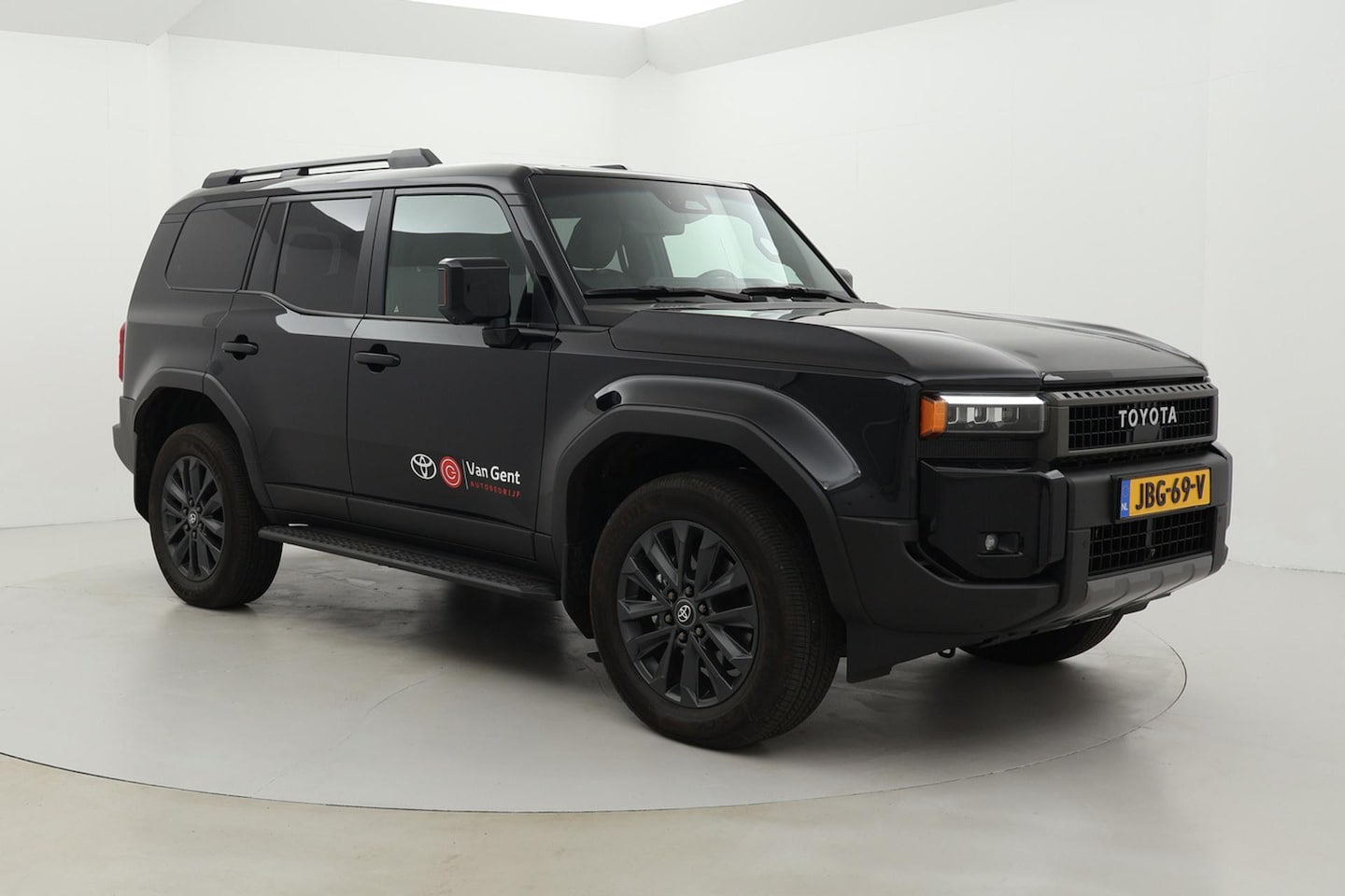 Toyota Land Cruiser - 2.8 D-4D Professional | Trekhaak | Leder | Head-up display | Treeplanken | 20 inch | Apple - AutoWereld.nl