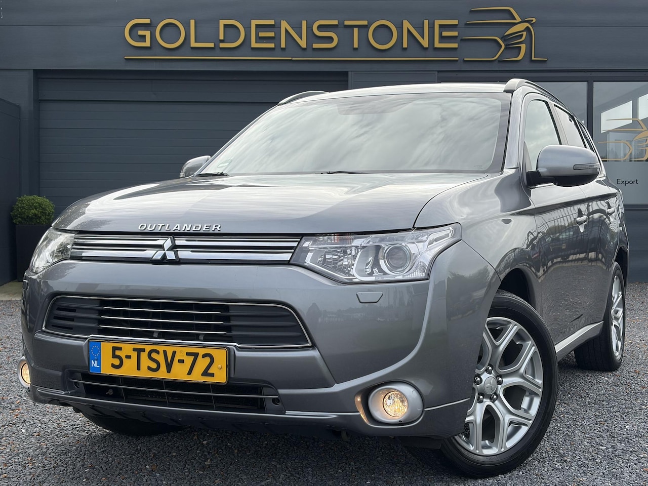 Mitsubishi Outlander - 2.0 PHEV Instyle+ ✓Schuifdak✓Camera✓Navi✓Trekhaak✓Keyless✓Leder✓Clima✓Cruise✓Lm velgen✓Sto - AutoWereld.nl