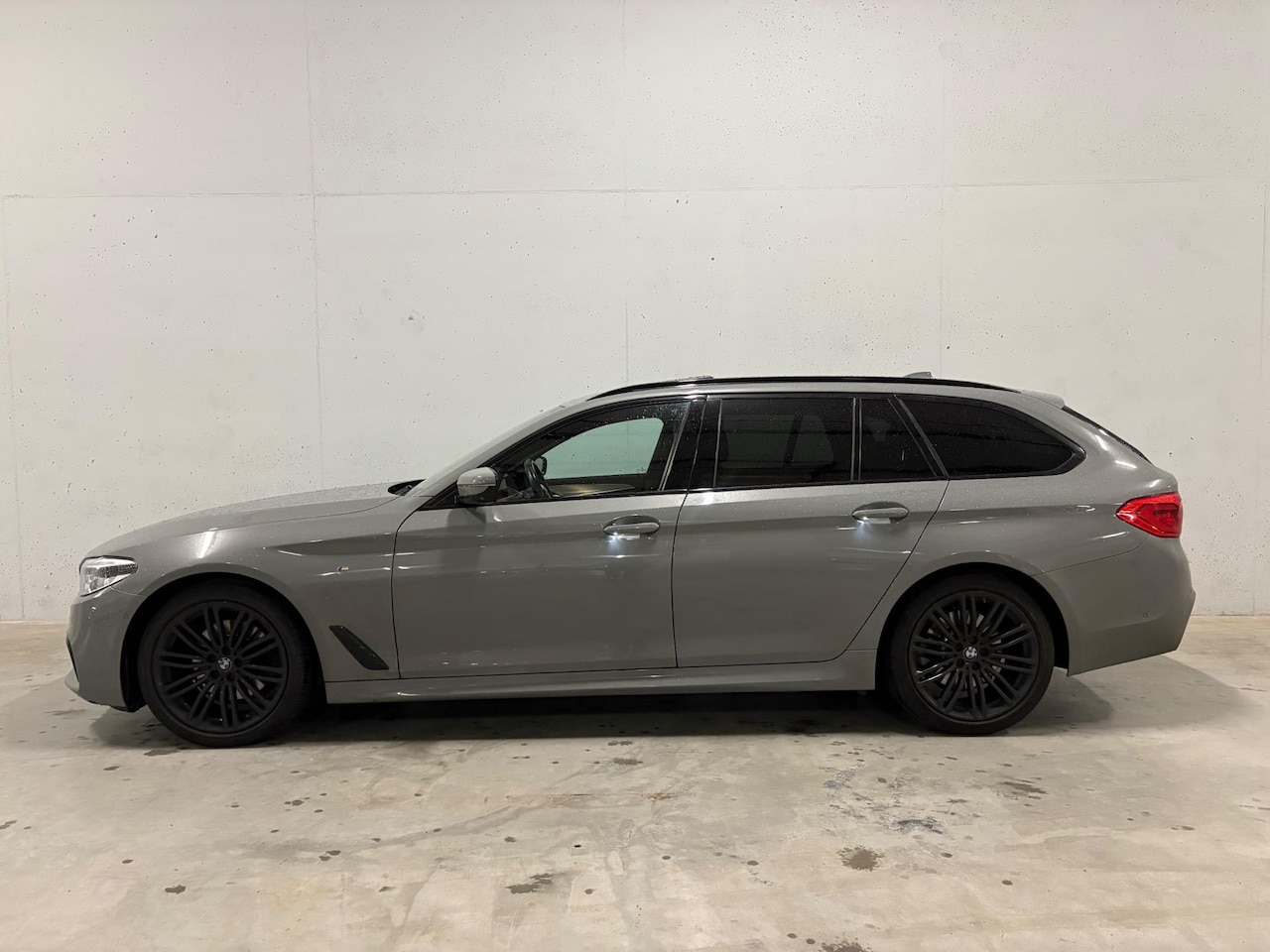 BMW 5-serie Touring - 520i High Executive M-pakket Pano Leer 360cam - AutoWereld.nl