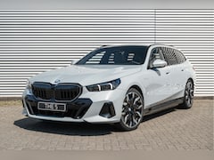 BMW 5-serie Touring - 530e M Sport Automaat / Panoramadak / Trekhaak / Parking Assistant Professional / Adaptiev