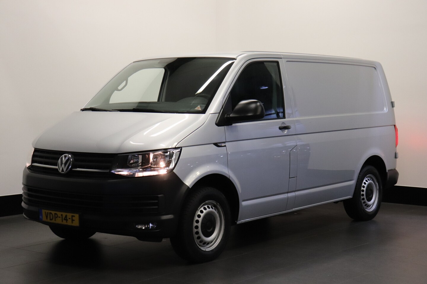 Volkswagen Transporter - 2.0 TDI 150PK Automaat EURO 6 - Airco - Navi - Cruise - €14.950,- Excl. - AutoWereld.nl