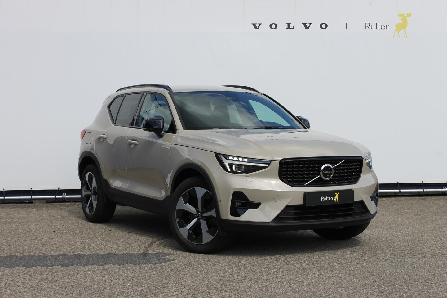 Volvo XC40 - B3 177PK Automaat Plus Dark Google infotainment / Draadloos telefoon opladen / Elektrisch - AutoWereld.nl
