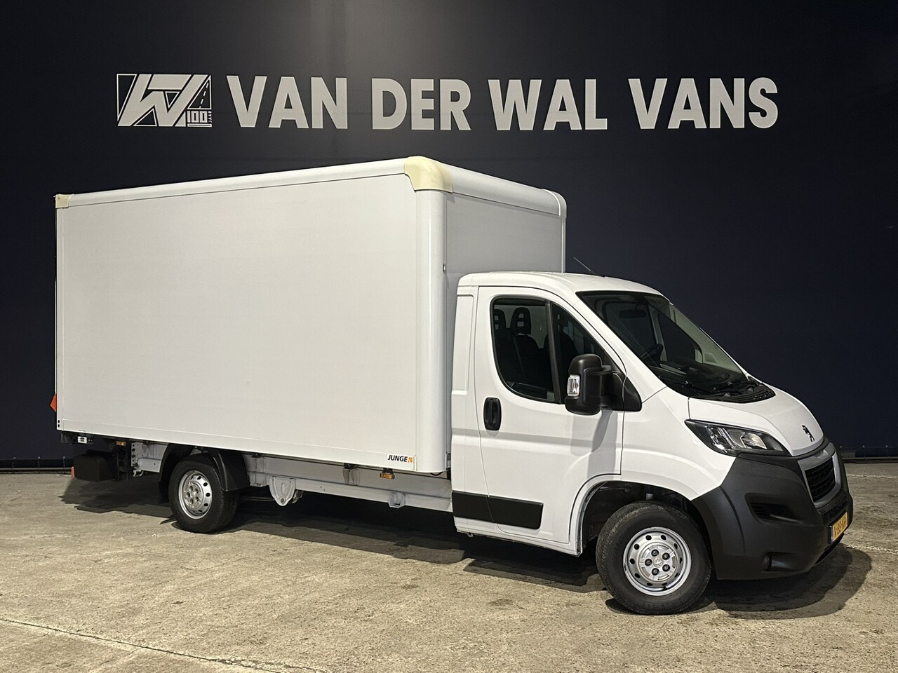 Peugeot Boxer - 2.2 BlueHDi 141pk Bakwagen 435cm Lang Laadklep Euro6 Airco | 1085kg laadvermogen | Cruisec - AutoWereld.nl