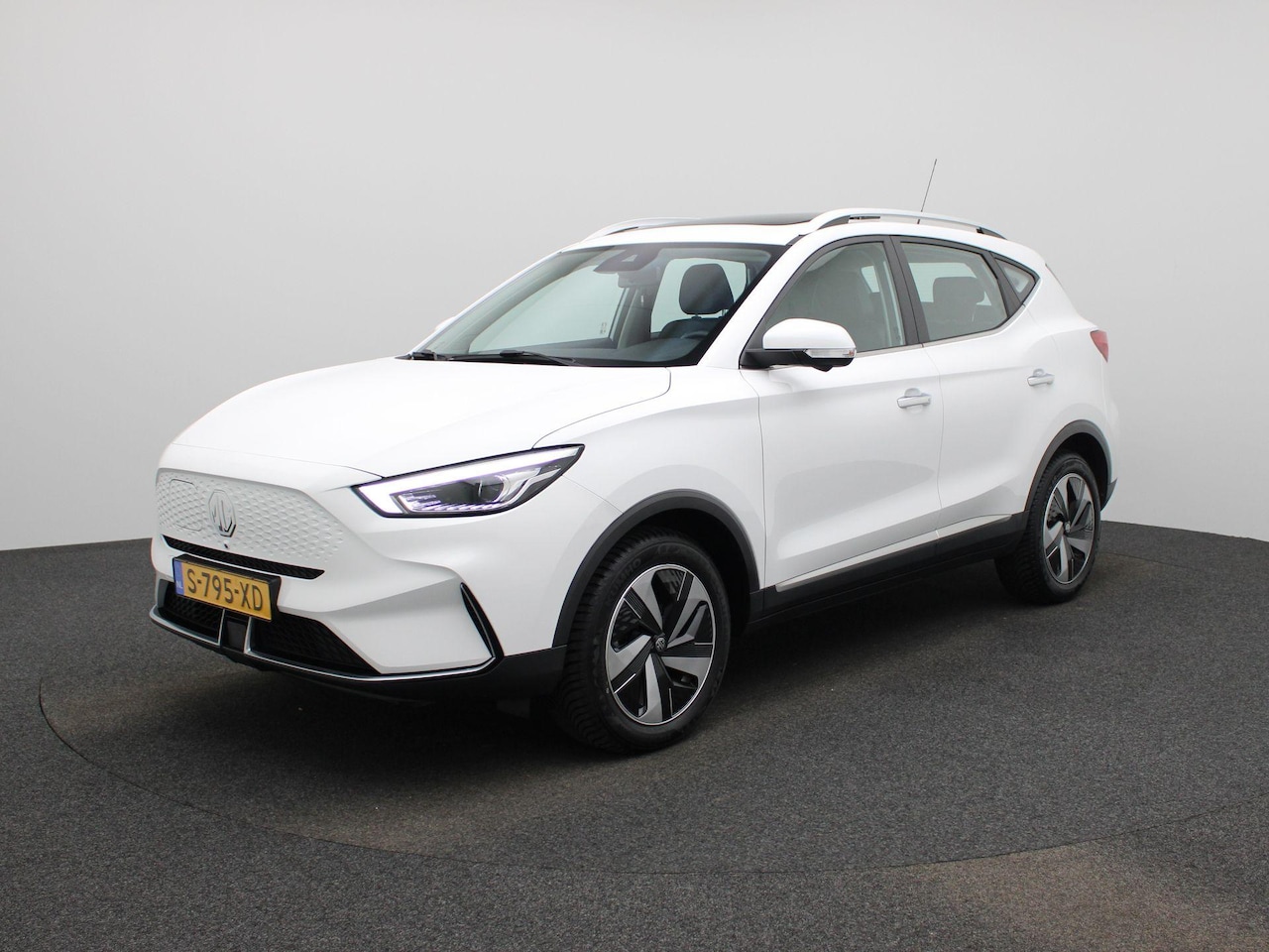 MG MG ZS EV - EV Long Range Luxury 70 kWh | Apple Carplay/Android Auto | Panoramadak | Camera | Lederen - AutoWereld.nl