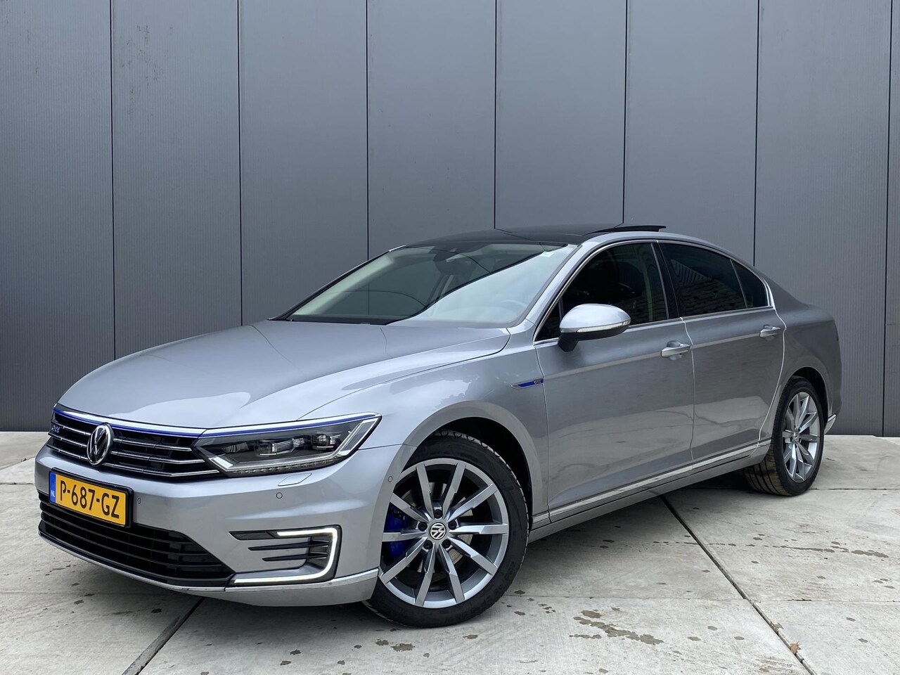 Volkswagen Passat - 1.4 TSI GTE Highline Panoramadak / Active Info / Discovery Pro - AutoWereld.nl