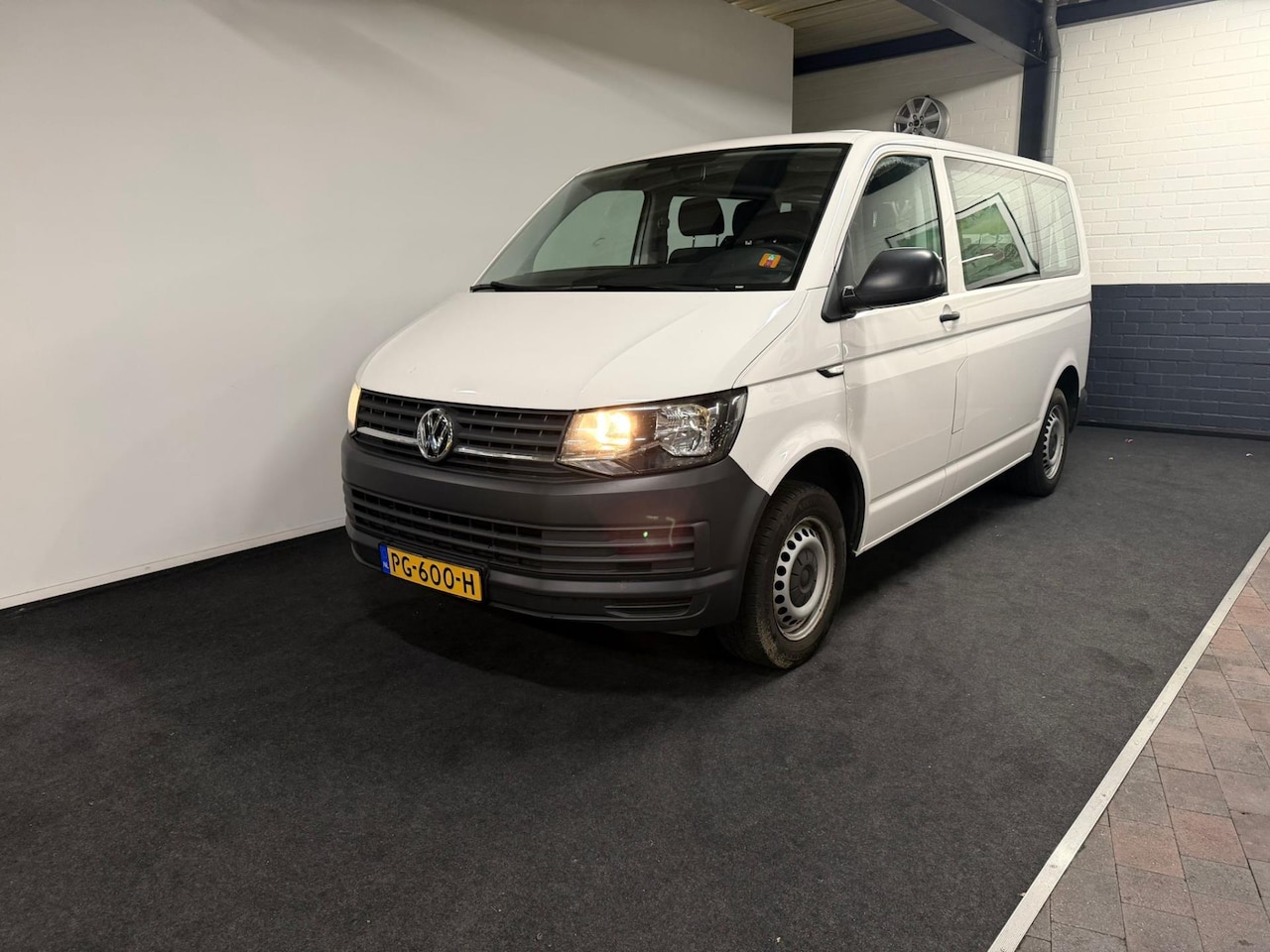 Volkswagen Transporter Kombi - 2.0 TDI L1H1 2.0 TDI L1H1 - AutoWereld.nl