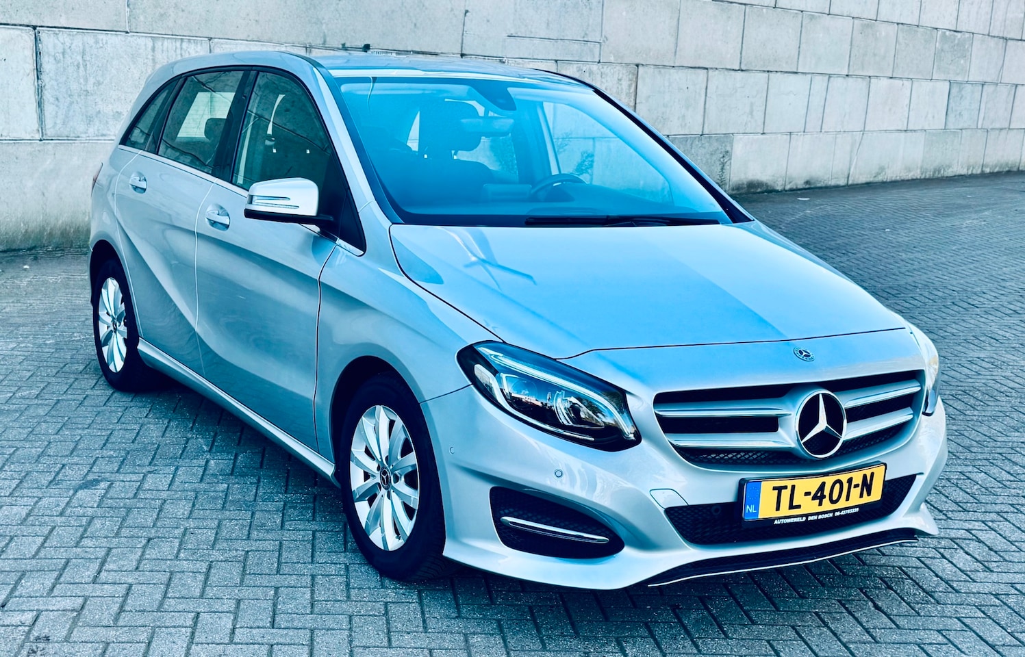 Mercedes-Benz B-klasse - 180 Ambition AUTOMAAT LEER LED LICHTEN - AutoWereld.nl