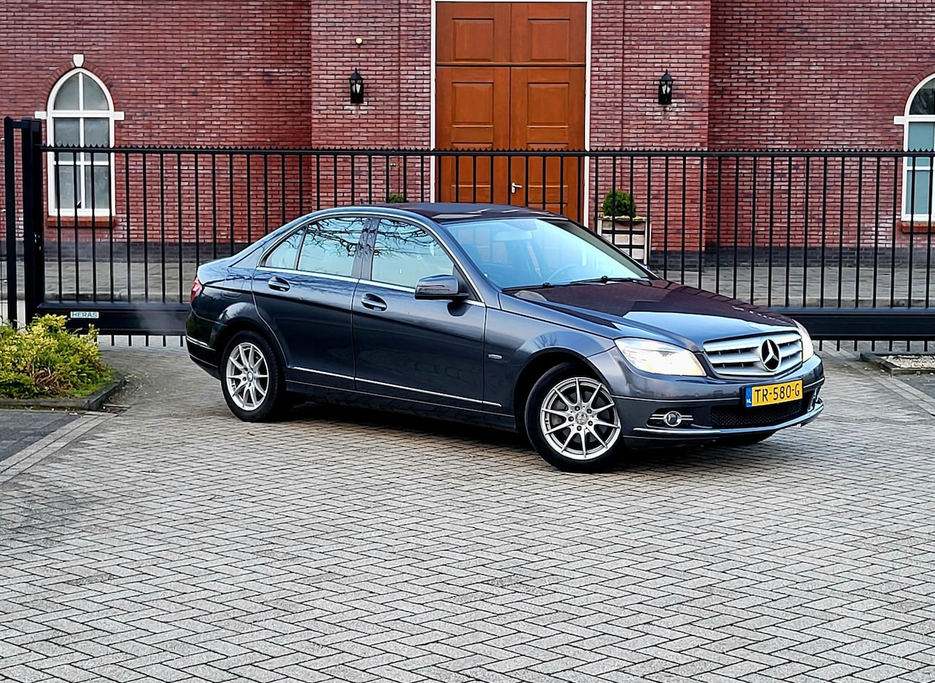 Mercedes-Benz C-klasse - 180 CGI BlueEFFICIENCY Avantgarde / Xenon / Parkeersensoren / Stoelverwarming - AutoWereld.nl