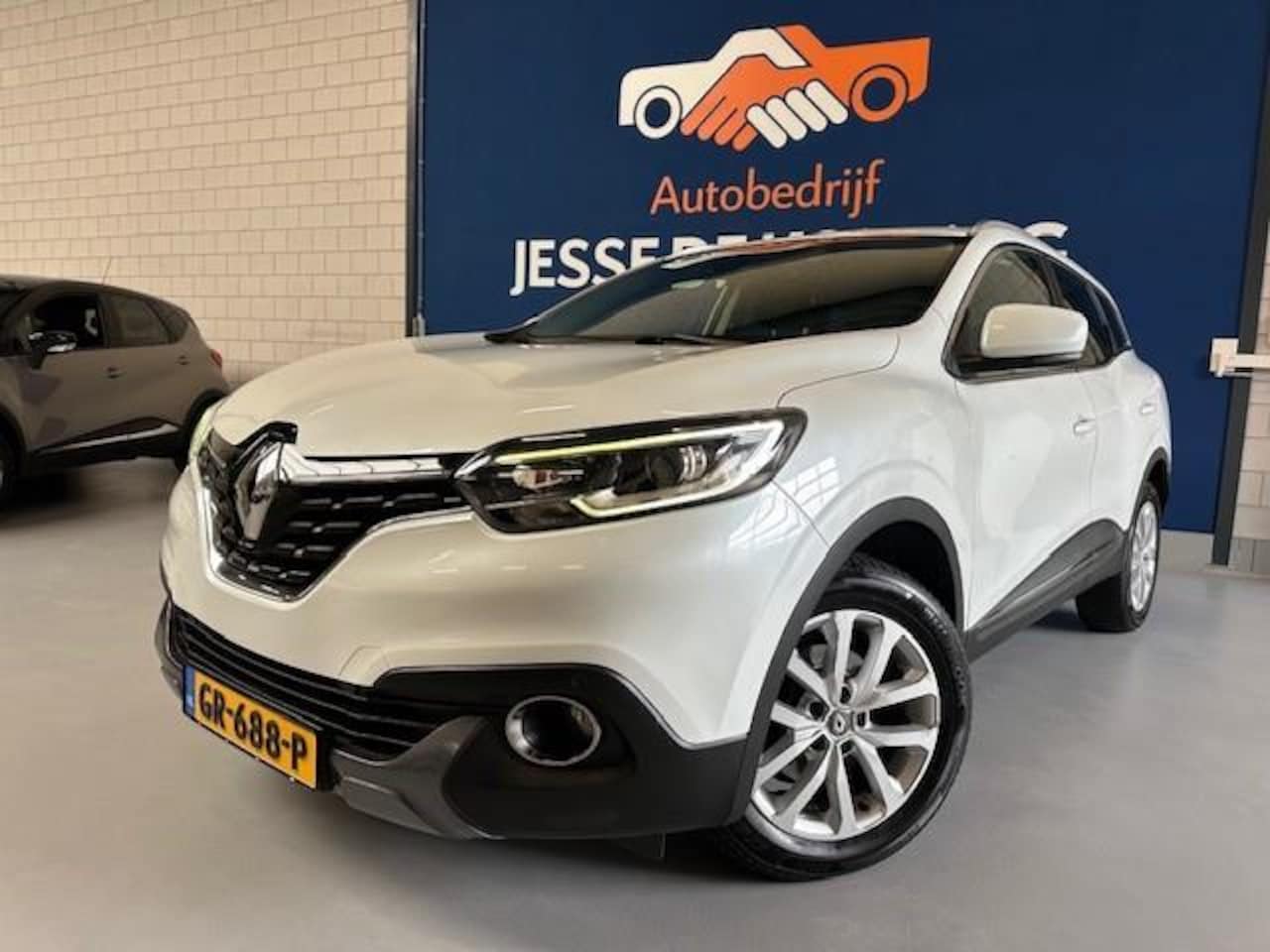 Renault Kadjar - 1.2 TCe Intens /bj.2015/ parelmoer wit/ climate/trekhaak/half leder/camera/scherm/NAP met - AutoWereld.nl