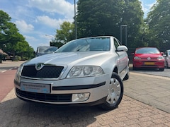 Skoda Octavia - 1.6 Ambiente A-C Elek Pakket Schuif/Dak