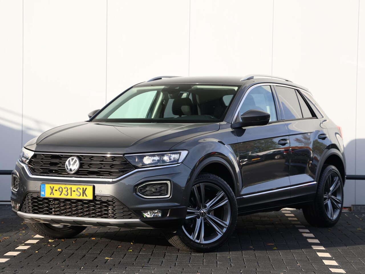 Volkswagen T-Roc - 1.5 TSI Sport 150 pk DSG | Camera | Elektrische achterklep | Cruise control | Navi via App - AutoWereld.nl