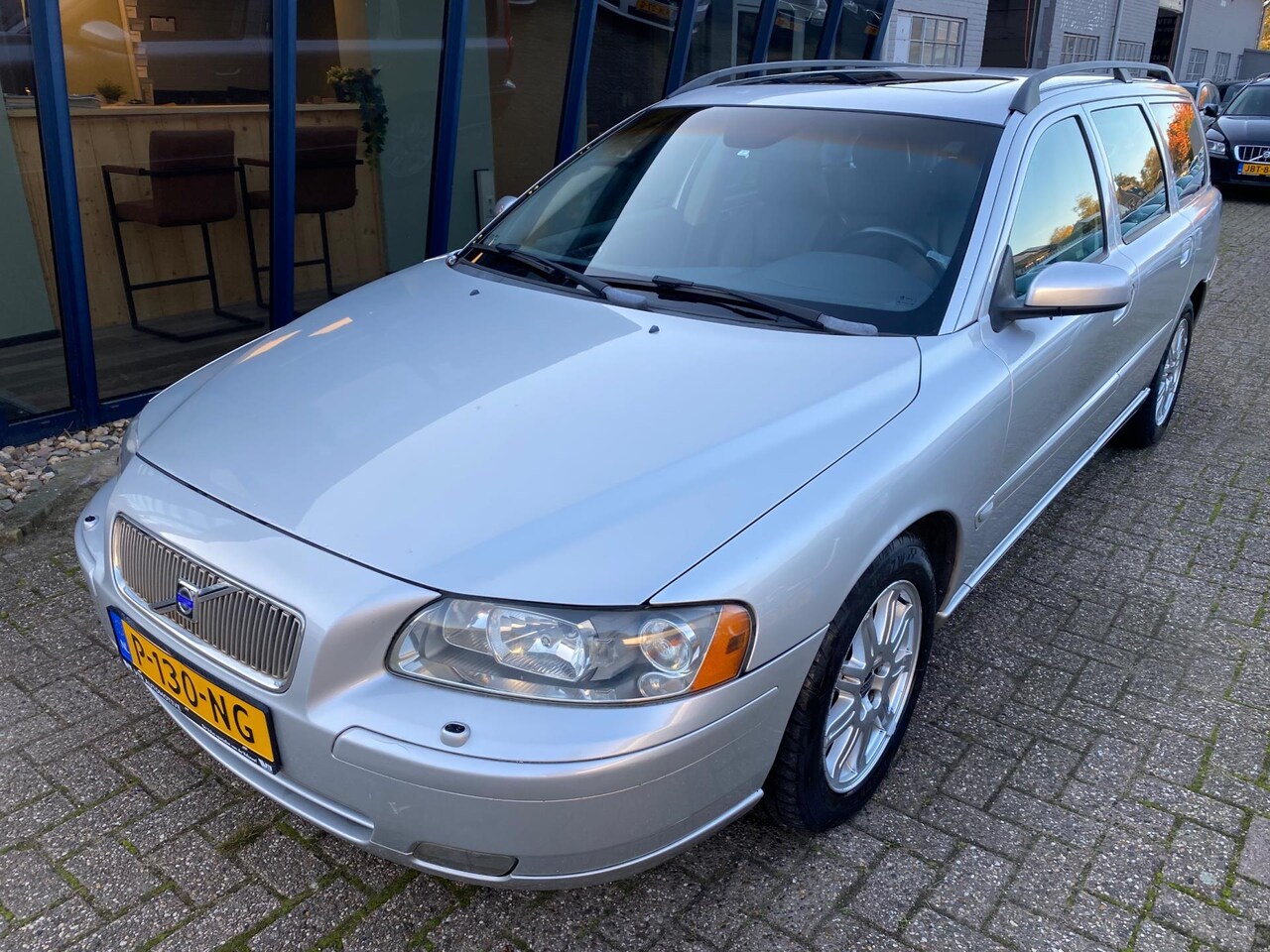 Volvo V70 - 2.4 Momentum LEER / SUNROOF / PDC / TREKHAAK - AutoWereld.nl