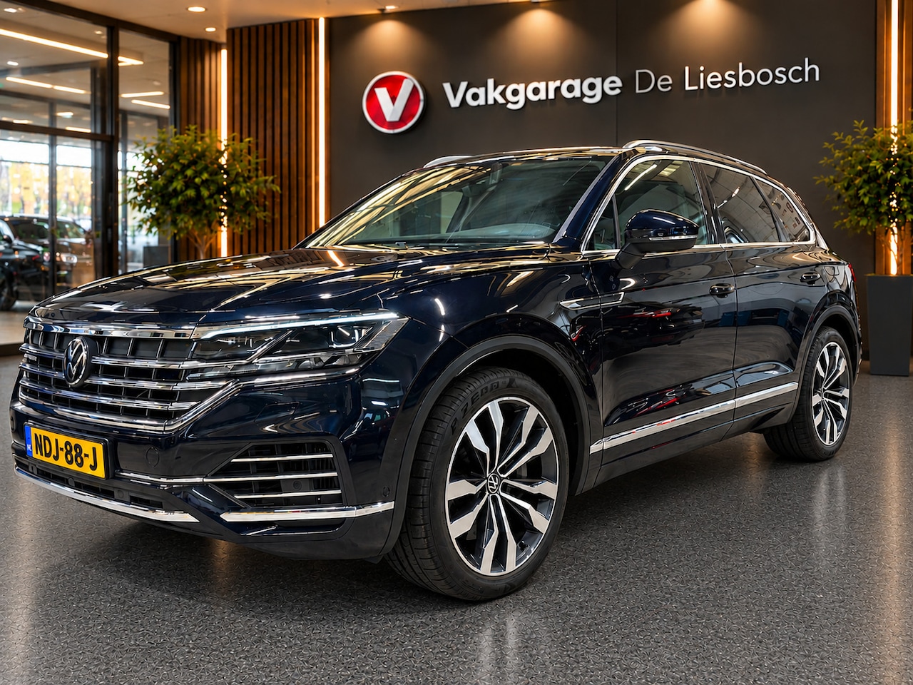 Volkswagen Touareg - 3.0 TSi eHybrid 4MOTION R/pano/leer/trekhaak/luchtvering/360camera/ - AutoWereld.nl