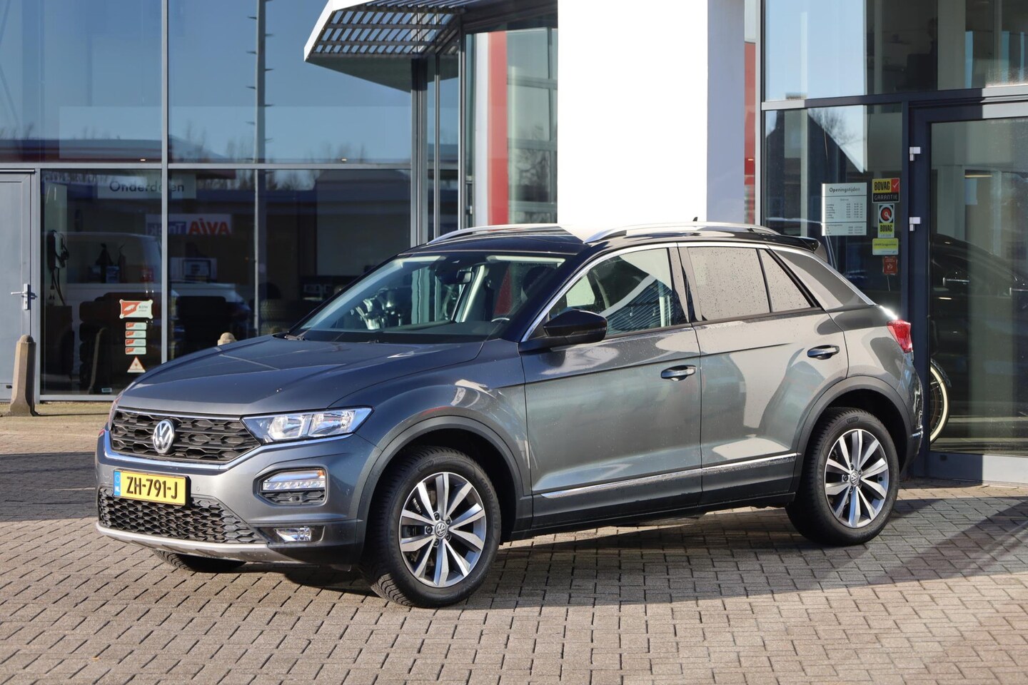 Volkswagen T-Roc - 1.0 TSI Style 1.0 TSI Style 115PK / 85kW, Navigatie, digital cockpit pro, chrome dakrails, parkeersensor - AutoWereld.nl