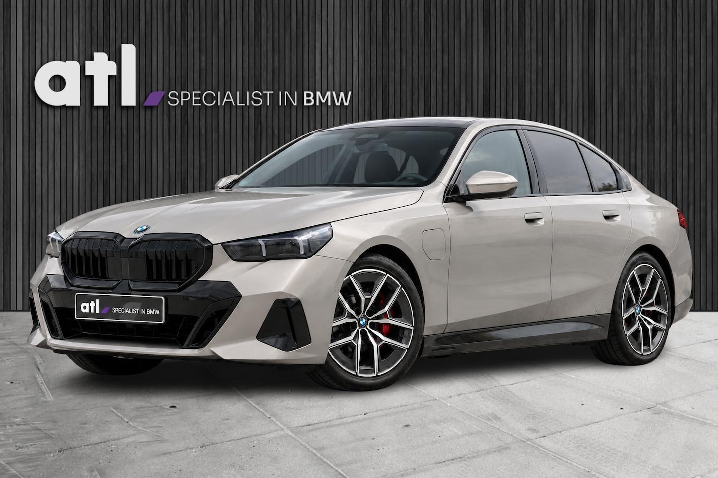 BMW 5-serie - 530e M-Sport Pro | HUD | B&W | ACC | Carbon | 360 | Stoelventilatie | Keyless | Verwarmde - AutoWereld.nl