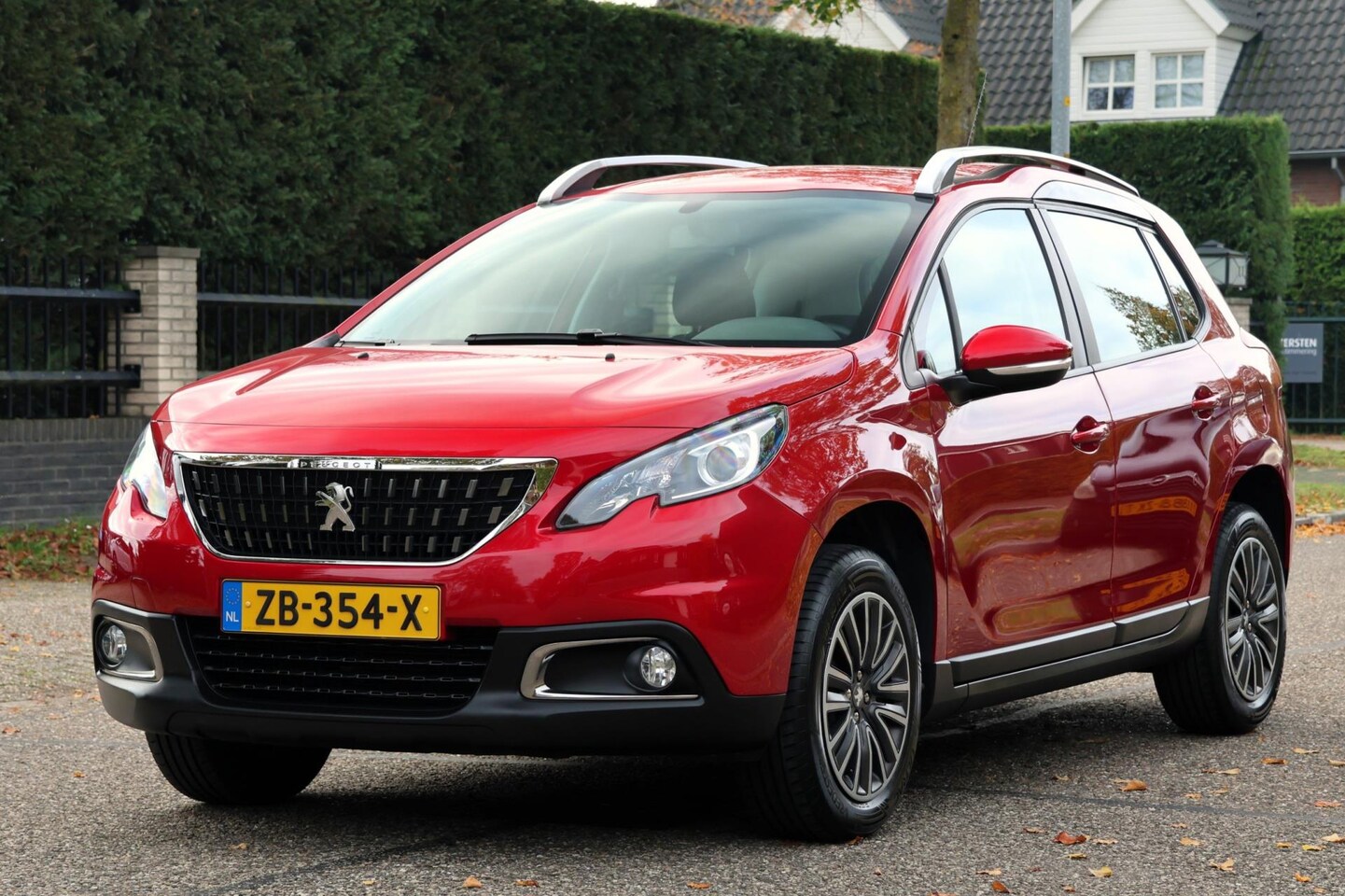 Peugeot 2008 - 1.2 PureTech Blue Lion | CARPLAY | NAVI | AIRCO | CRUISE | TREKHAAK | NAP | MOOIE GOED OND - AutoWereld.nl