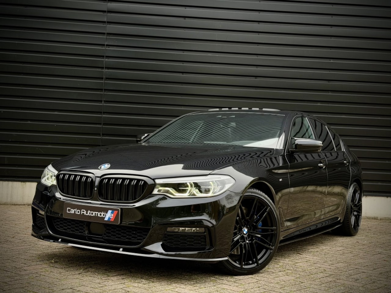 BMW 5-serie - 540i M-PERFORMANCE DAK|HUD|360|HK|4WLSTURING - AutoWereld.nl