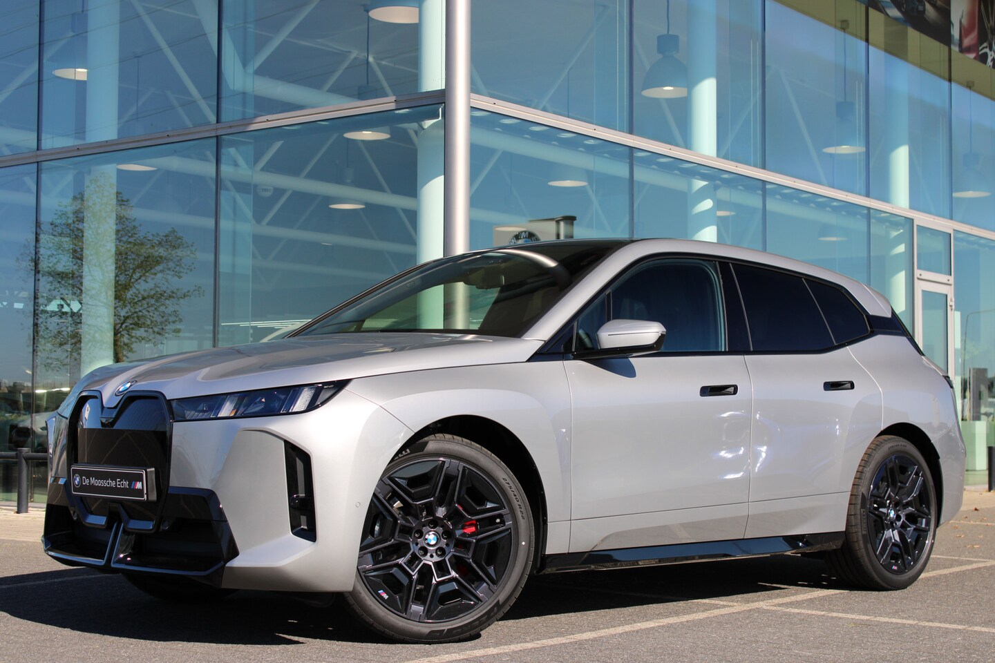 BMW iX - xDrive45 M Sport / Panoramadak Sky Lounge / Trekhaak / M Multifunctionele Stoelen / Soft-C - AutoWereld.nl