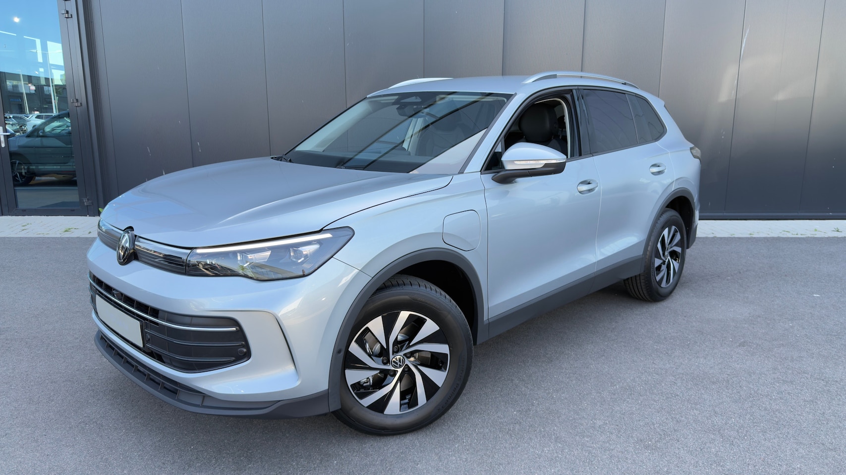 Volkswagen Tiguan - Life Edition - eHybrid | Achterklep elektrisch bedienbaar incl. Easy Open & Close | Achter - AutoWereld.nl