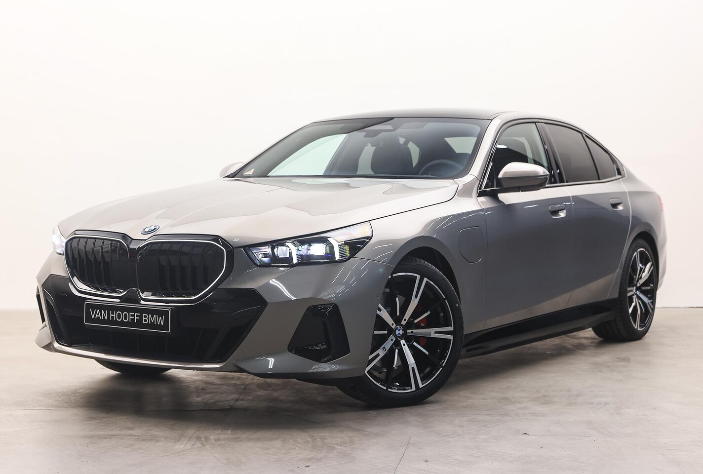 BMW 5-serie - 530e M Sport Automaat / Panoramadak / Trekhaak / Stoelventilatie / Bowers & Wilkins / Stuu - AutoWereld.nl