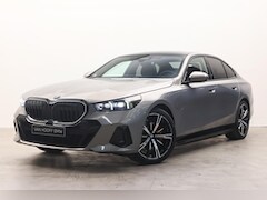 BMW 5-serie - 530e M Sport Automaat / Panoramadak / Trekhaak / Stoelventilatie / Bowers & Wilkins / Stuu