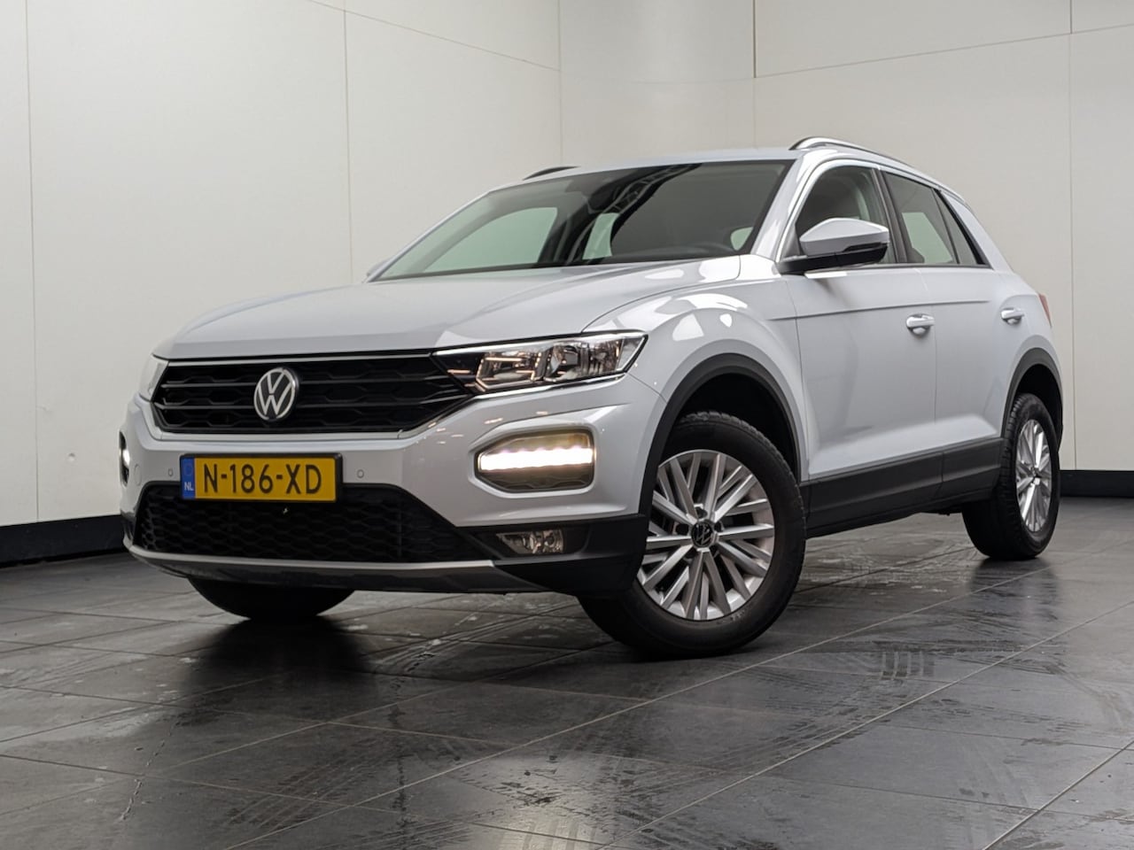 Volkswagen T-Roc - 1.5 TSI Style | Achteruitrijcamera | Airco (automatisch) | Cruise control adaptief - AutoWereld.nl