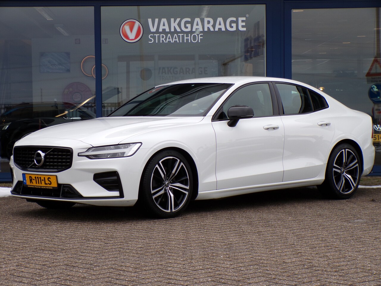 Volvo S60 - 2.0 B3 R-Design 2.0 B3 R-Design, Carplay + Android Auto / Camera + Sensoren / Stoel + stuurverwarming - AutoWereld.nl