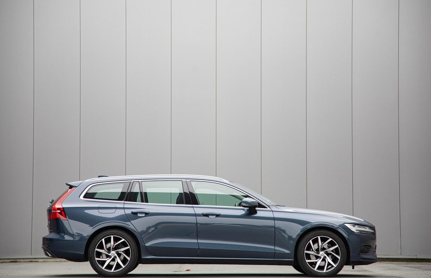 Volvo V60 - 2.0 T4 Momentum Pro Ori.NL|Trekhaak|Carplay|2e Eig - AutoWereld.nl