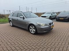 BMW 5-serie Touring - 530xi / AUTOMAAT / PANO / NAVI / XENON / PDC / STOELVERWARMING / HOUTINLEG / ELEC. PAKKET
