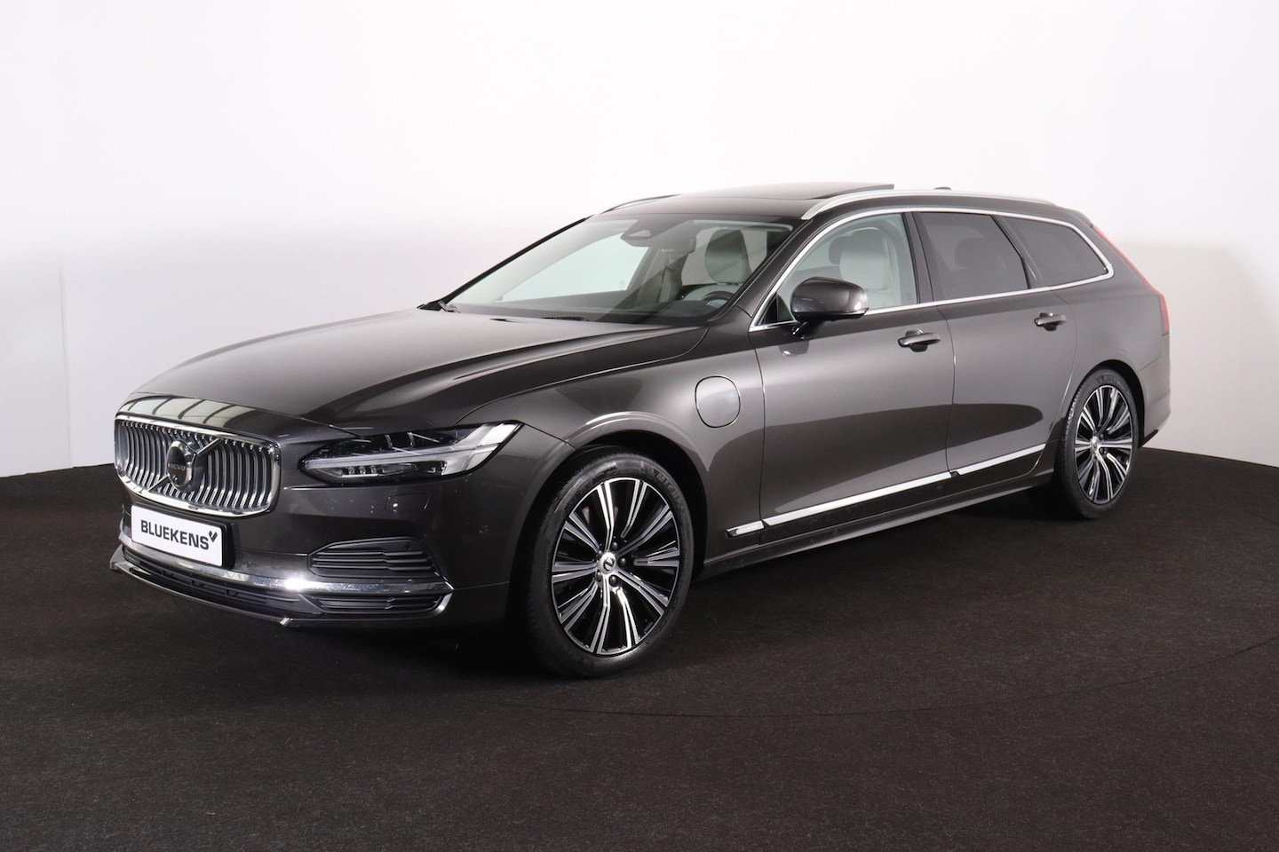 Volvo V90 - T6 Recharge AWD Ultimate Bright - Panorama/schuifdak - IntelliSafe Assist & Surround - 360 - AutoWereld.nl