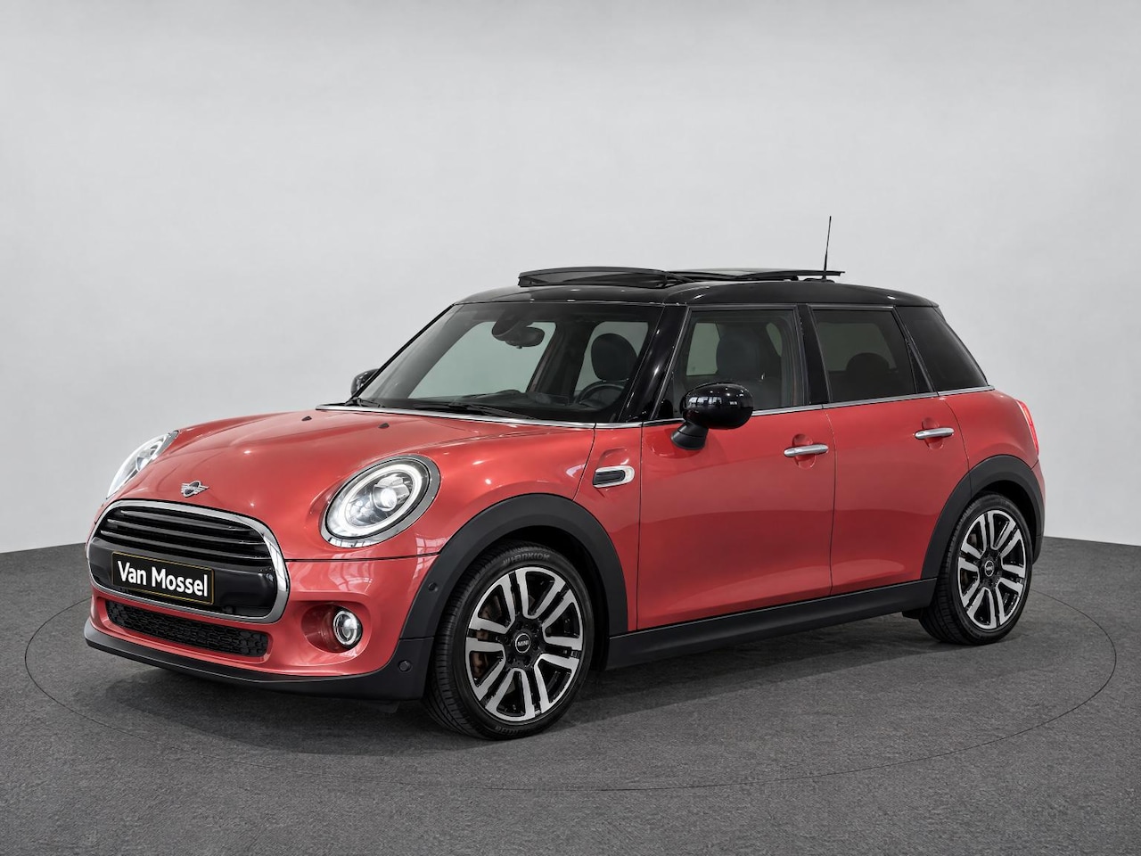 MINI 5-Deurs - 1.5 Cooper Summer Red Edition | LED | Automaat | Panoramadak | Harman Kardon Audio | Airc - AutoWereld.nl