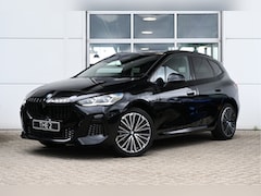 BMW 2-serie Active Tourer - 225e xDrive M Sport Automaat / Panoramadak / Trekhaak / Sportstoelen / Head-Up / Adaptieve
