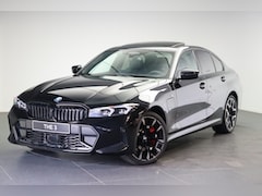 BMW 3-serie - 330e M Sport Automaat / Schuif-kanteldak / Sportstoelen / Comfort Access / Adaptieve LED /