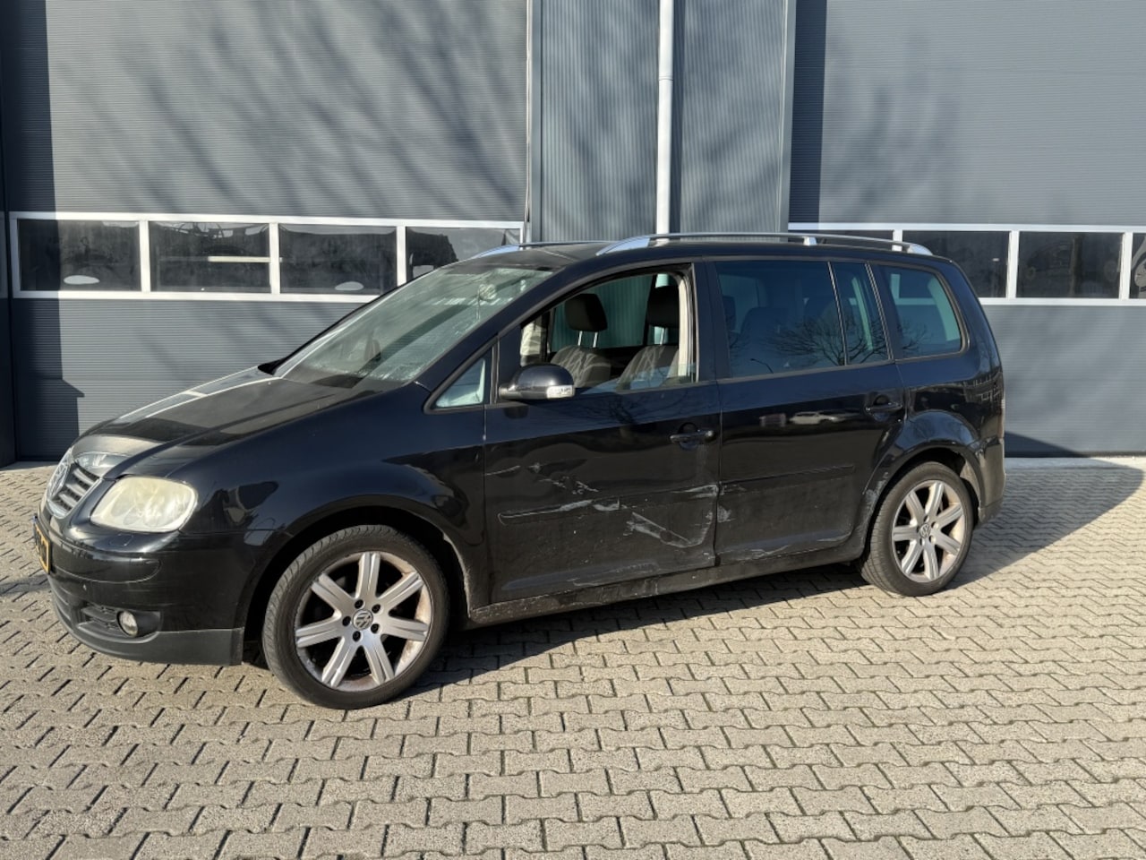 Volkswagen Touran - 2.0-16V FSI Highline 2.0-16V FSI Highline - AutoWereld.nl