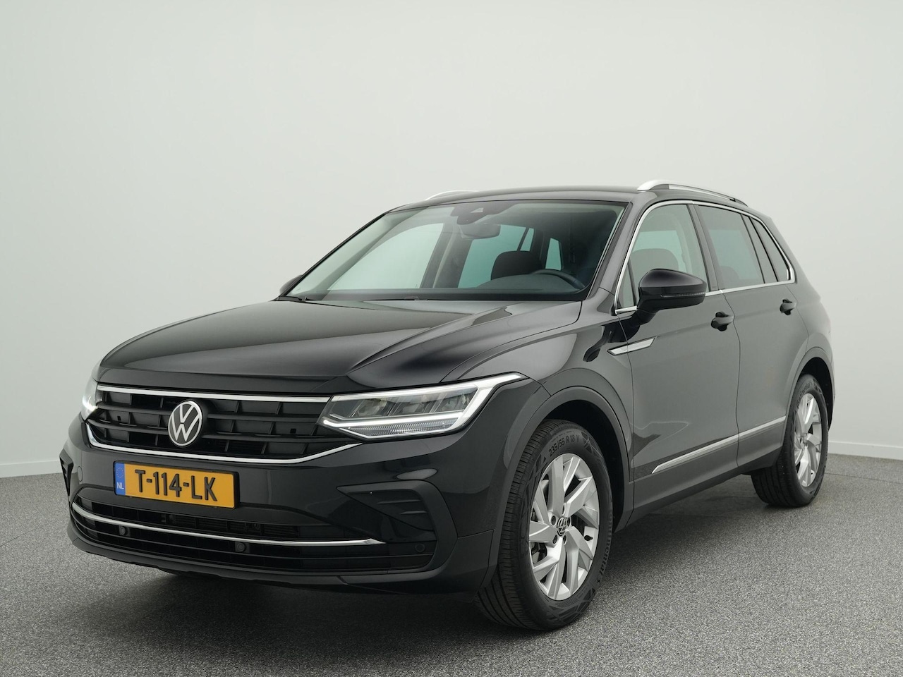 Volkswagen Tiguan - Life 1.5 TSI 130PK | Adaptieve Cruise Control | Achteruitrijcamera | Trekhaak | Apple Carp - AutoWereld.nl