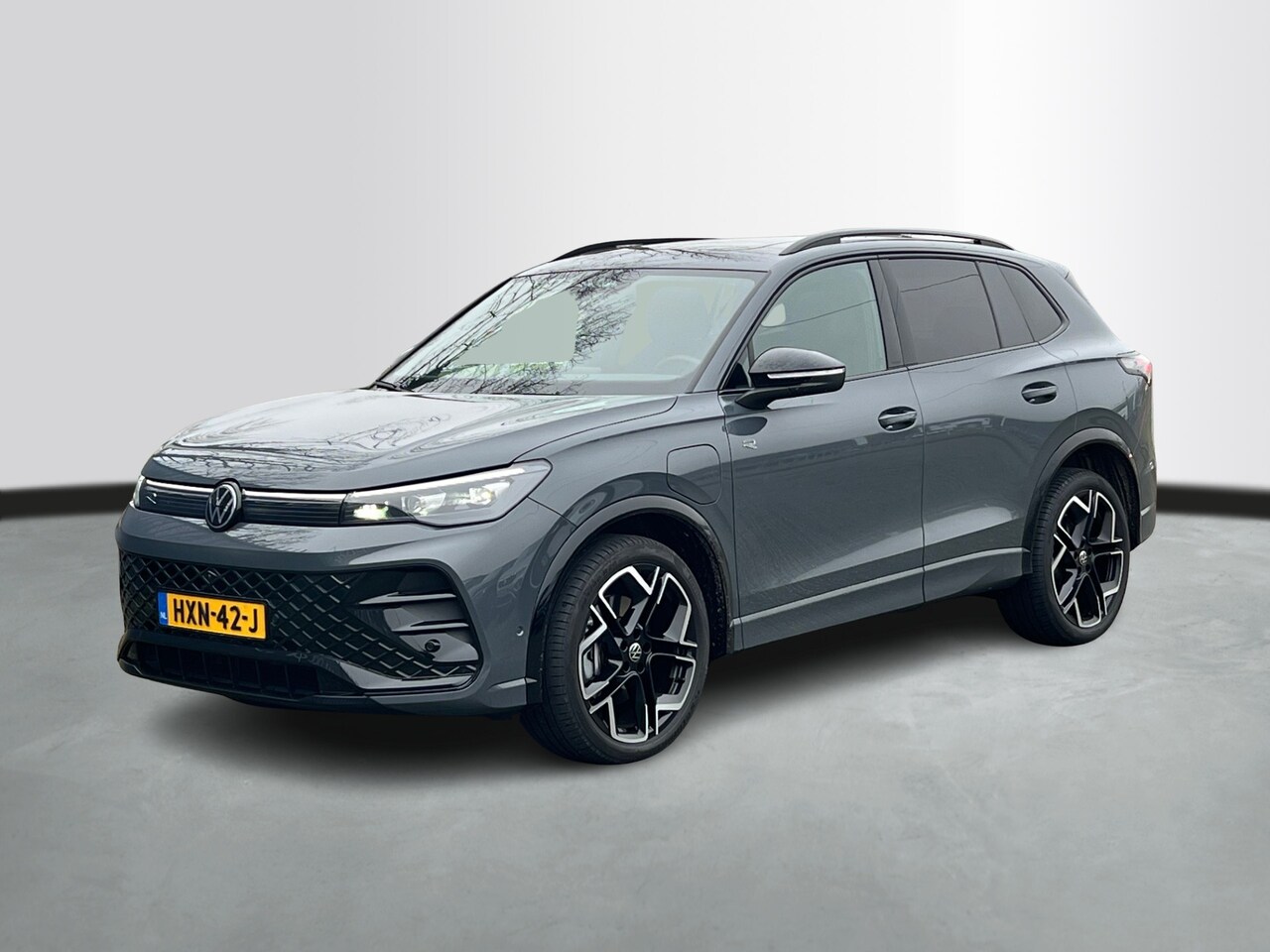 Volkswagen Tiguan - 1.5 eHybrid 204pk DSG R-Line Edition Leder Trekhaak Panoramadak / Demonstratieauto - AutoWereld.nl