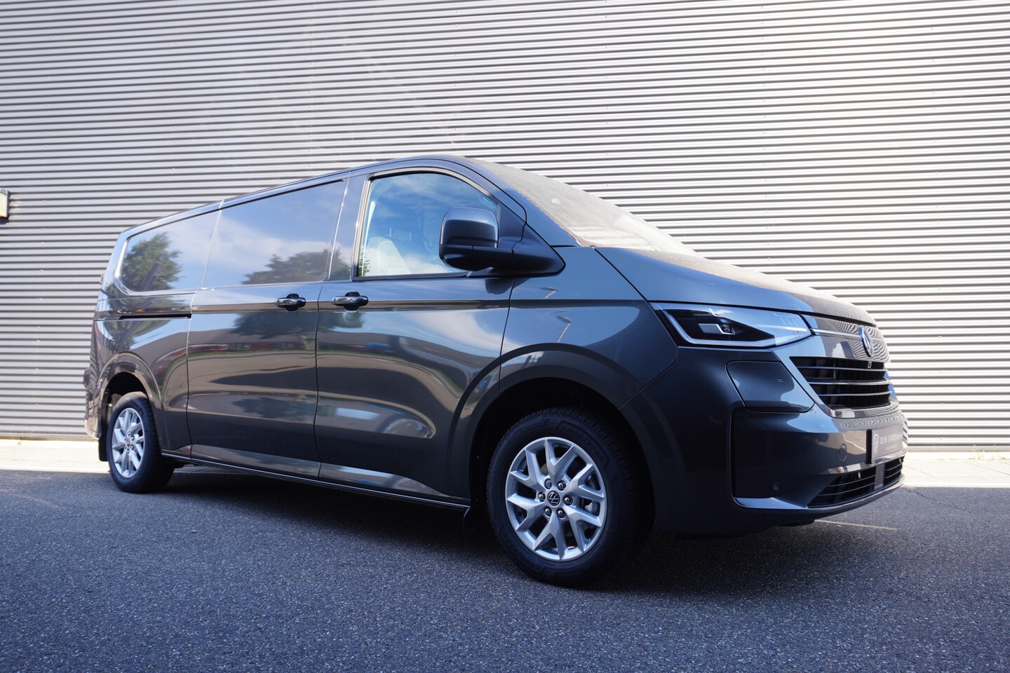 Volkswagen Transporter - 2.5 eHybrid L2H1 32 Bulli 2.5 eHybrid L2H1 32 Bulli, IQ LED, Climatronic, Schuifdeur links en rechts met sluithulp, - AutoWereld.nl