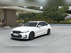 BMW 3-serie - 330e M Sport Automaat / Schuif-kanteldak / Sportstoelen / Adaptieve LED / Comfort Access /