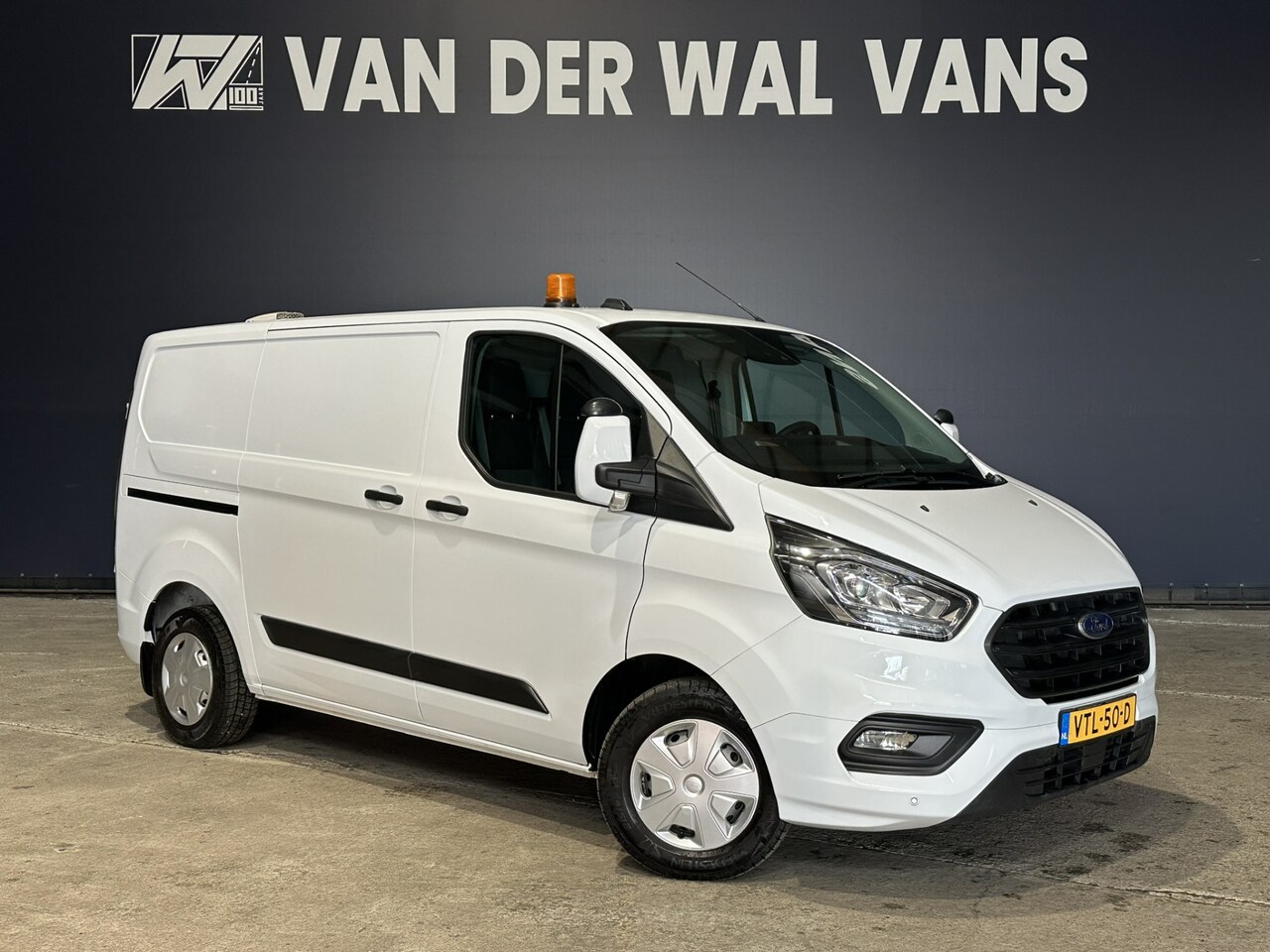 Ford Transit Custom - 2.0 TDCI L1H1 Inrichting Euro6 Airco | 2500kg Trekhaak | Camera | Omvormer | LED | Cruisec - AutoWereld.nl