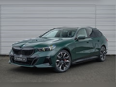BMW 5-serie Touring - 550e xDrive M Sport Automaat / Panoramadak / Trekhaak / Adaptief M Onderstel Professional