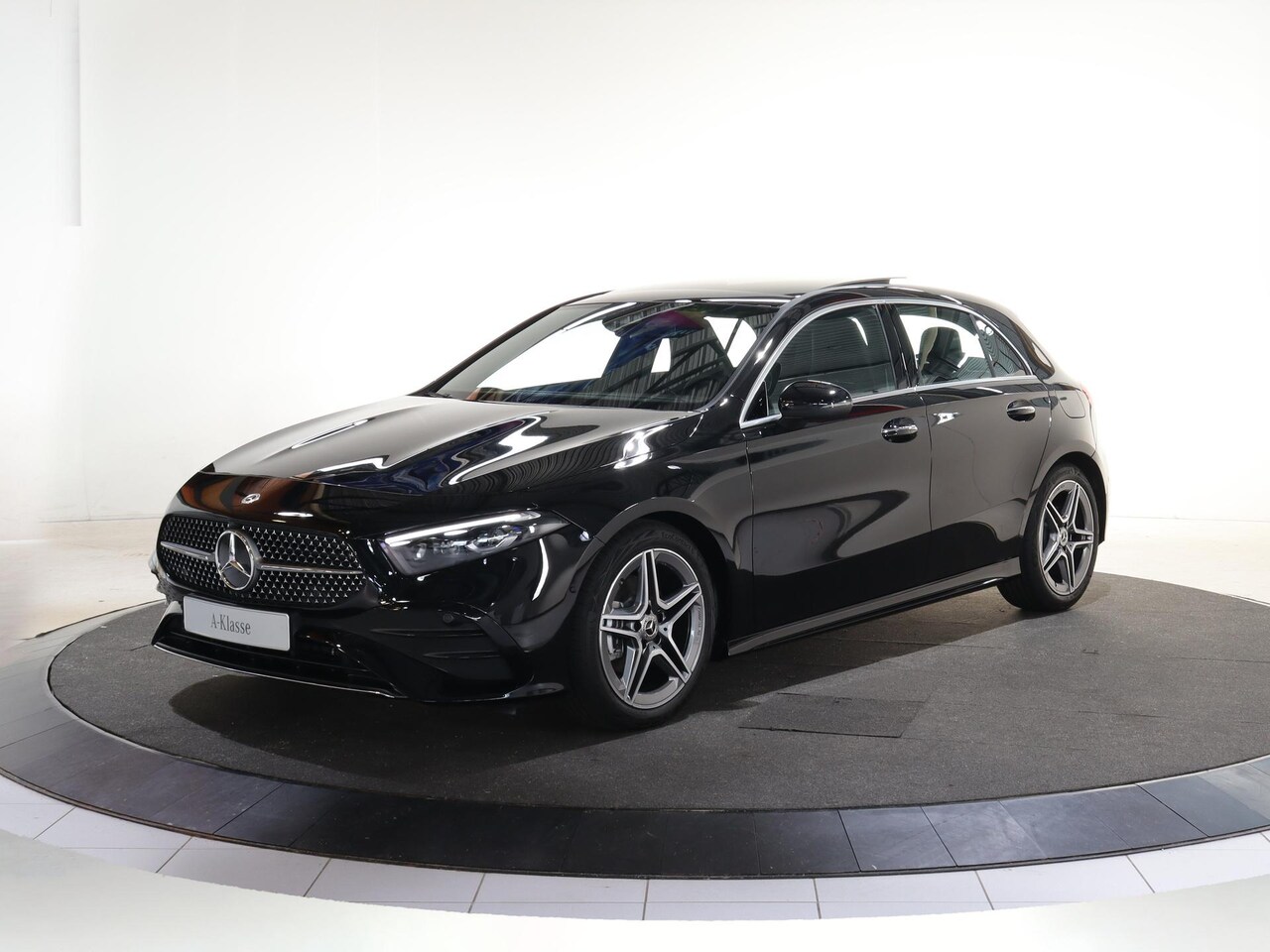 Mercedes-Benz A-klasse - 180 Business Solution AMG | Panoramaschuifdak | Stoelverwarming | Achteruitrijcamera | MU - AutoWereld.nl