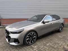 BMW 5-serie - 550e xDrive | M Sportpakket Pro | 21inch | HUD | B&W | Panorama-dak | Meedraaiende Achterw