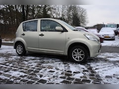 Daihatsu Sirion 2 - 1.0-12V Trend 5 drs 206 dkm nl auto nw apk 1-2-2027